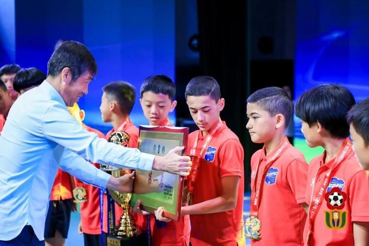 第二十三届“贝贝杯”青少年（12岁男子组）足球赛在张家港市凤凰镇圆满落幕